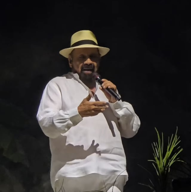 VIDEO: Andrés Jiménez canta “Lo que le pasó a Hawaii” en la residencia de Bad Bunny