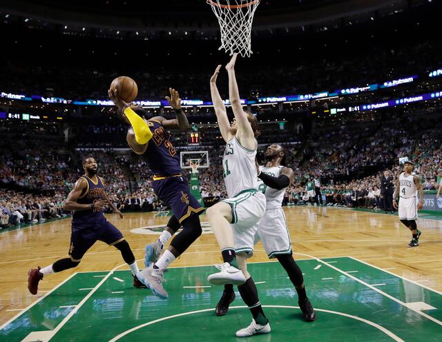 Cavs aplastan a Celtics en el primer partido
