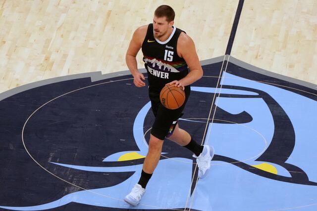 Jokic supera los triples dobles de Oscar Robertson y los Lakers ganan sin Doncic