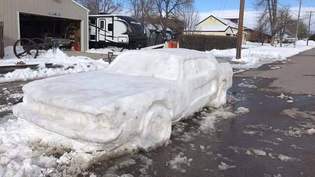 Policía coloca multa en Mustang de nieve