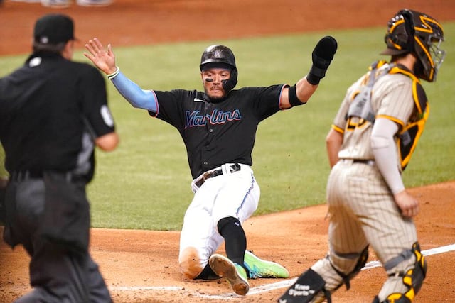 Marlins arman rally al final para vencer a Padres