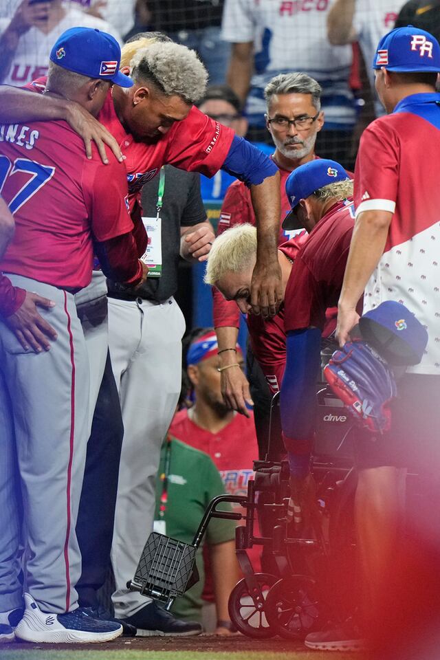 Edwin Díaz sale en silla de ruedas tras lesión durante celebración