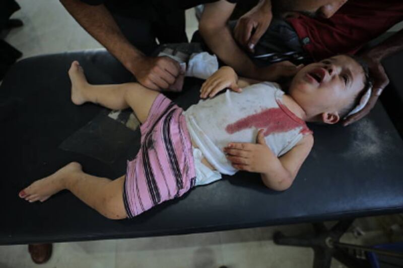 Palestinos heridos, incluidos niños, son llevados al Hospital Al-Awda para recibir tratamiento médico después del ataque aéreo israelí en el campamento de Bureij en la Franja de Gaza el 17 de junio de 2025.