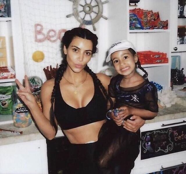 Critican a Kim Kardashian por permitir que North le tome atrevida foto