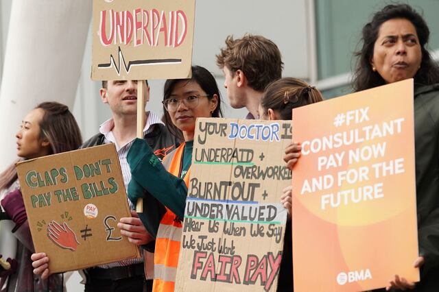 Hospitales públicos de Inglaterra sólo están atendiendo urgencias tras huelga de médicos