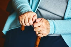 Más de 300 cargos contra mujer por apropiarse de $61,000 de adulta mayor