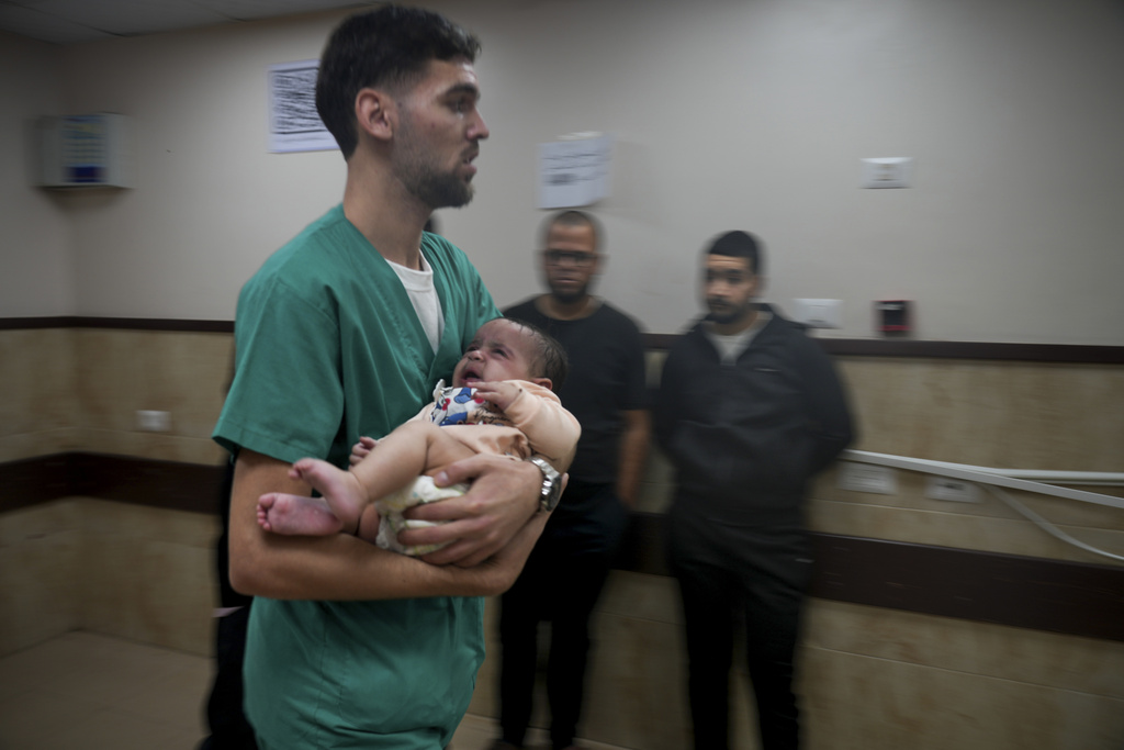 Urgen evacuar decenas de recién nacidos de hospital en Gaza