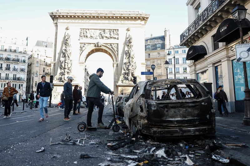 Un vehículo quemado en París debido a las protestas antigubernamentales el fin de semana. EFE/EPA/MOHAMMED BADRA
