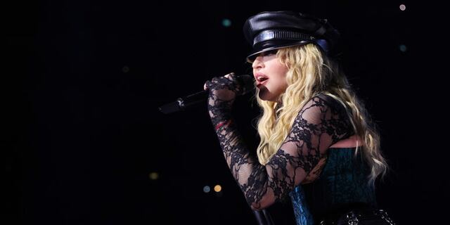 Madonna llora en concierto recordando la enfermedad que la postró en cama