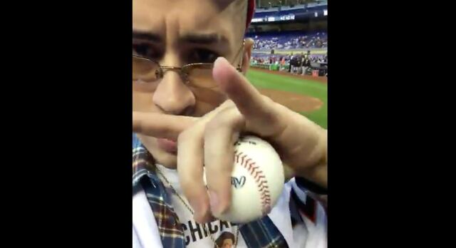 Bad Bunny envía saludos a los fanáticos de MLB