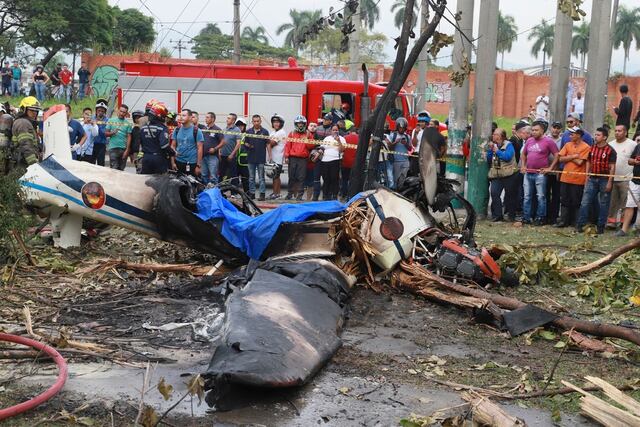 Video: Avión se estrella en ciudad de Colombia