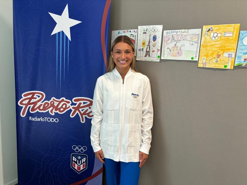 La atleta de clavados Maycey Vieta modela la guayabera que llevarán los atletas en el desfile de inauguración.