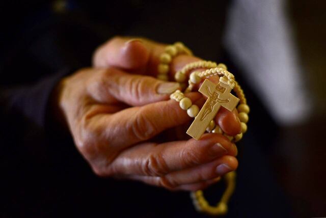 "Él me langüeteaba la oreja": crudo testimonio de mujer que afirma haber sido abusada por sacerdote