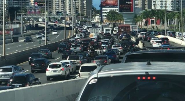 Socavón en la Baldorioty provoca cierre de carriles