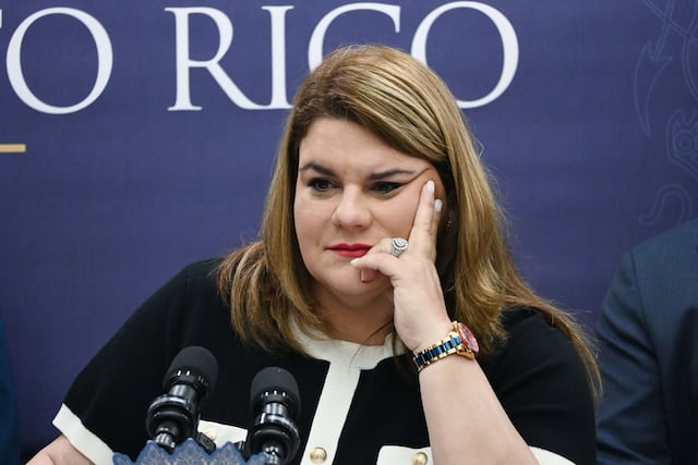 Gobernadora entrega títulos de propiedad y firma nuevas leyes en Río Grande