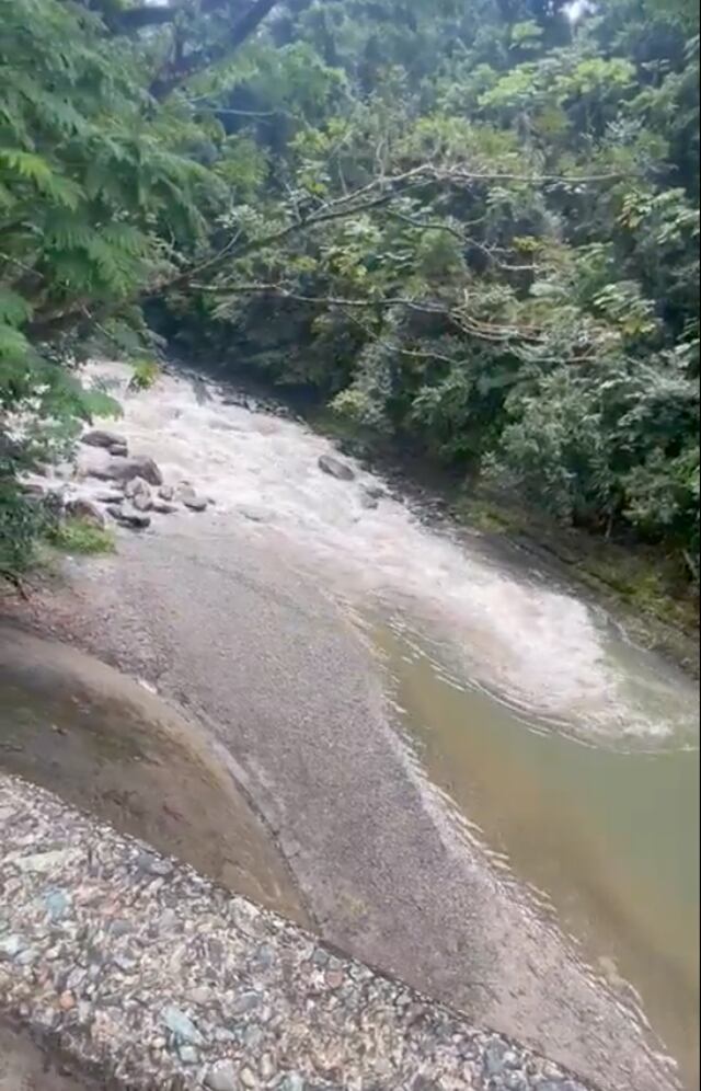 Sacan a 50 personas de río en Luquillo antes de que bajara golpe de agua
