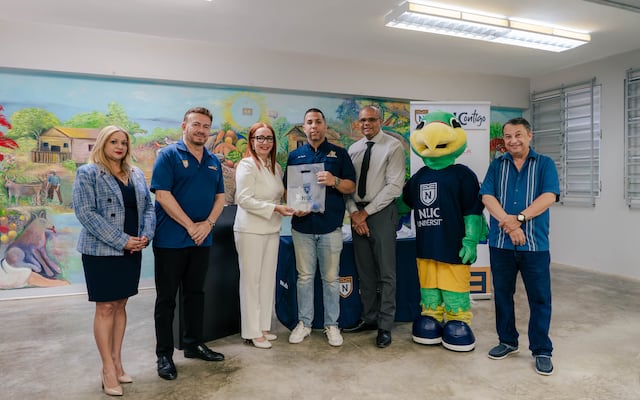 Entregan certificados de autocuidado a maestros de escuela superior