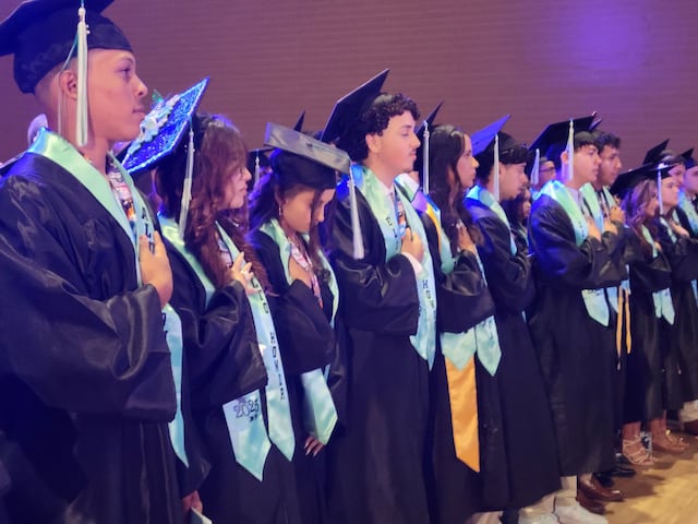 Escuela de Ceiba gradúa a todos sus estudiantes con honores académicos