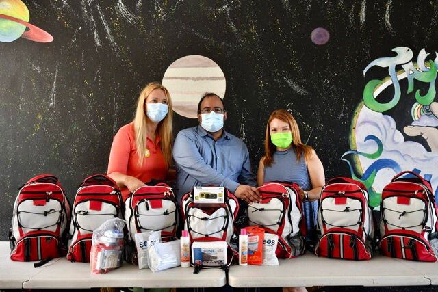 Departamento de Educación distribuye mochilas para emergencias