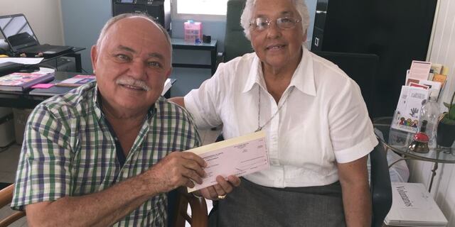 Juncos entrega bonos escolares
