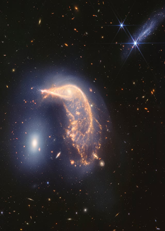 Telescopio espacial Webb muestra galaxias entrelazadas que brillan en el infrarrojo