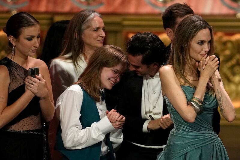 Vivienne Jolie-Pitt, de izquierda a derecha, Justin Levine, Angelina Jolie, y miembros de la compañía de