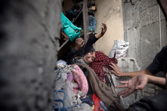 Hambre, miedo, desesperación: palestinos intentan sobrevivir a la nueva fase de la guerra en Gaza