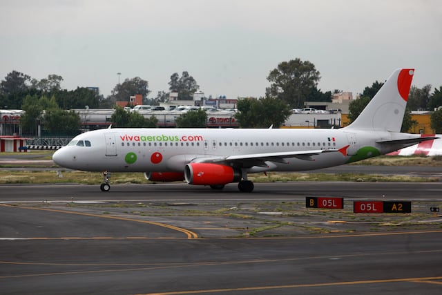 Revisan avión en Aeropuerto Internacional de Ciudad de México por amenaza de bomba