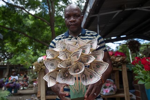 Ramos de dinero rivalizan con flores como codiciadas muestras de amor en Zimbabue por San Valentín