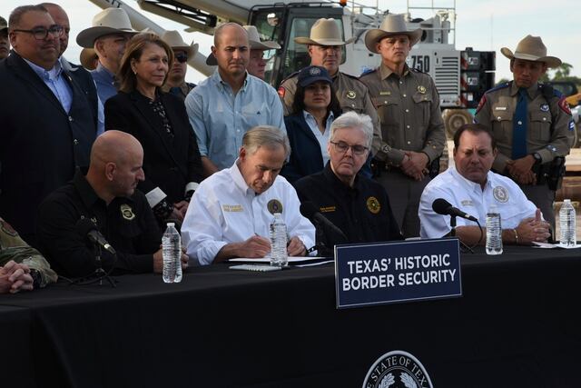 Texas promulga ley que permite a policía estatal detener a migrantes que entren ilegalmente