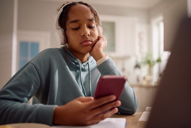 Informe global advierte que redes sociales afectan la salud mental de adolescentes