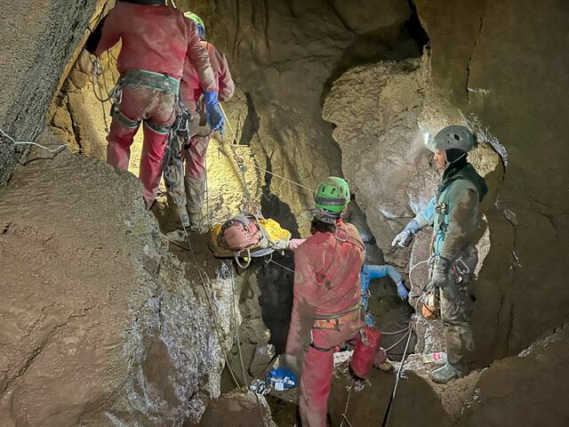 Logran rescatar a investigador estadounidense de una cueva en Turquía