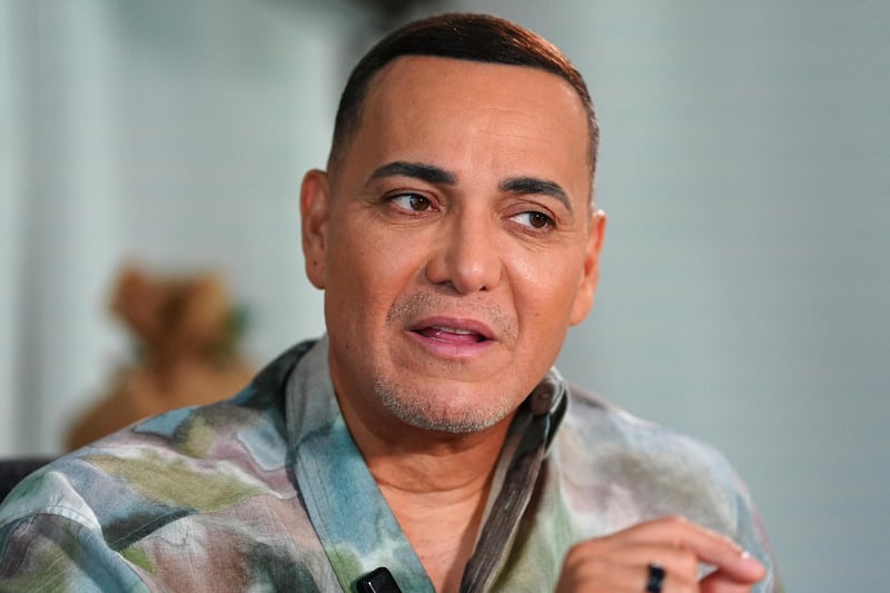 Víctor Manuelle dijo que su nueva producción navideña está inspirada en las vivencias, conversaciones y costumbres que forman parte de las celebraciones puertorriqueñas.  EFE/Alberto Boal
