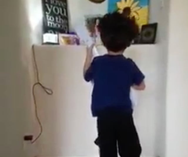 Pequeño le canta 'Recuérdame' de Coco a su hermana menor fallecida