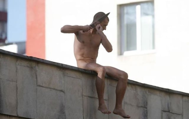 Hombre desnudo se corta la oreja como protesta en Rusia