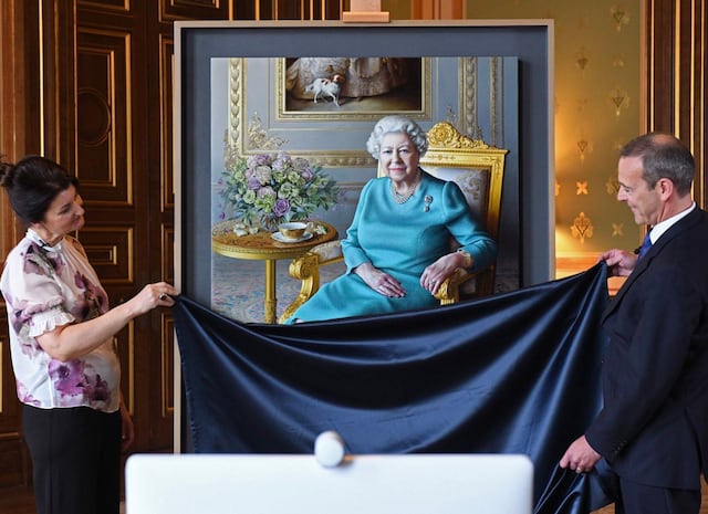 Así es el nuevo retrato de la Reina Isabel II: y al verlo, la monarca encontró un insólito detalle en la pintura