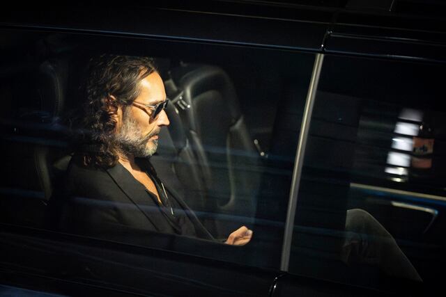 YouTube suspende cuenta de Russell Brand tras acusaciones de abuso sexual