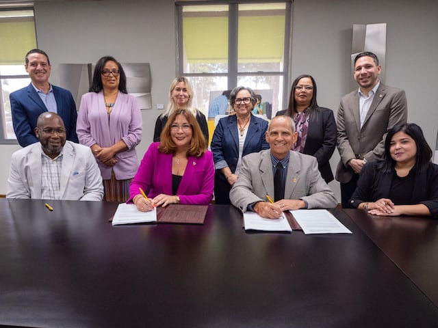 Familia firma acuerdo con la Universidad Interamericana para ofrecer becas a estudiantes de trabajo social