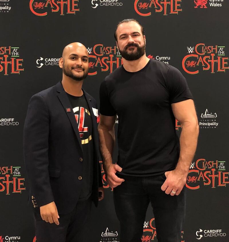 Michael Martínez de Lucha Libre Online posterior a su entrevista con Drew McIntyre.
