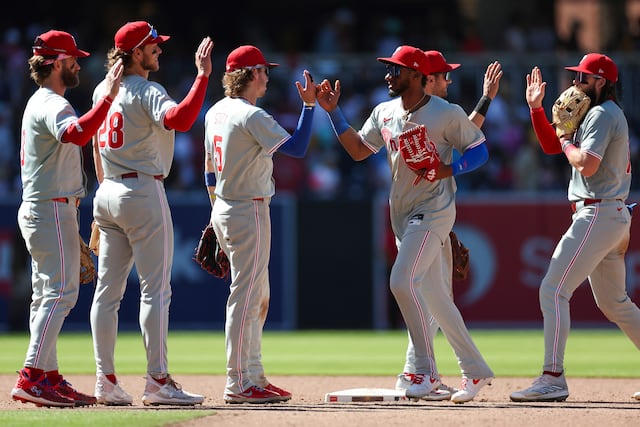 Los Filis vencen 8-6 a los Padres