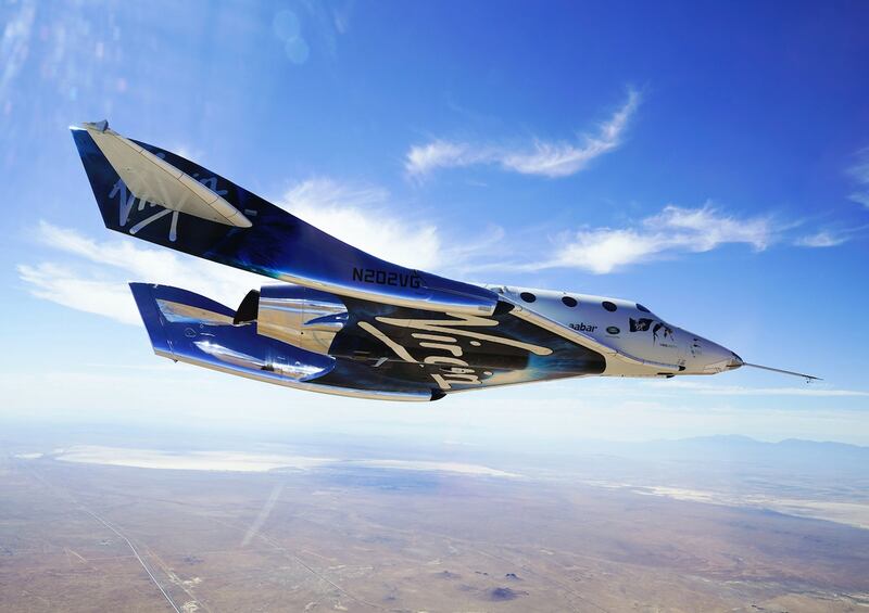 En esta fotografía del 29 de mayo de 2018, facilitada por Virgin Galactic, la nave VSS Unite surca los cielos durante una prueba de vuelo supersónico