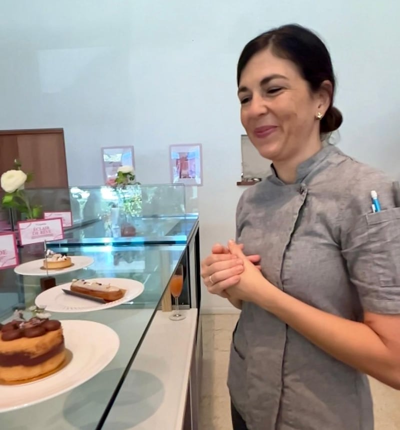 Lucía propietaria de Lucía Patisserie explicó que cada creación se diseñó para evocar las notas de la fragancia y la elegancia atemporal de Lancôme.