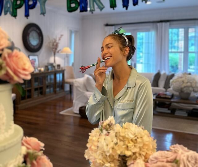 Jennifer López celebra sus 55 años y dedica mensaje a sus fanáticos