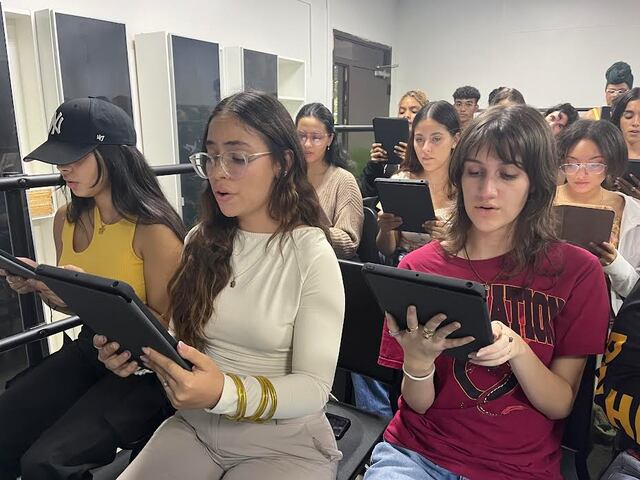 Entregan tabletas a todos los miembros del coro de la UPR de Carolina
