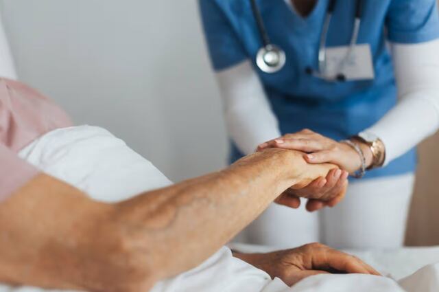 Enfermero propone crear ‘task force’ para atender adultos mayores y cuidadores