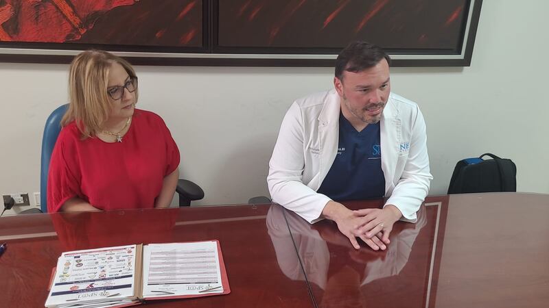 El presidente de la Sociedad Puertorriqueña de Ortopedia y Traumatología, Christopher Alcalá Márquez, y su directora ejecutiva, Vilma López Meléndez