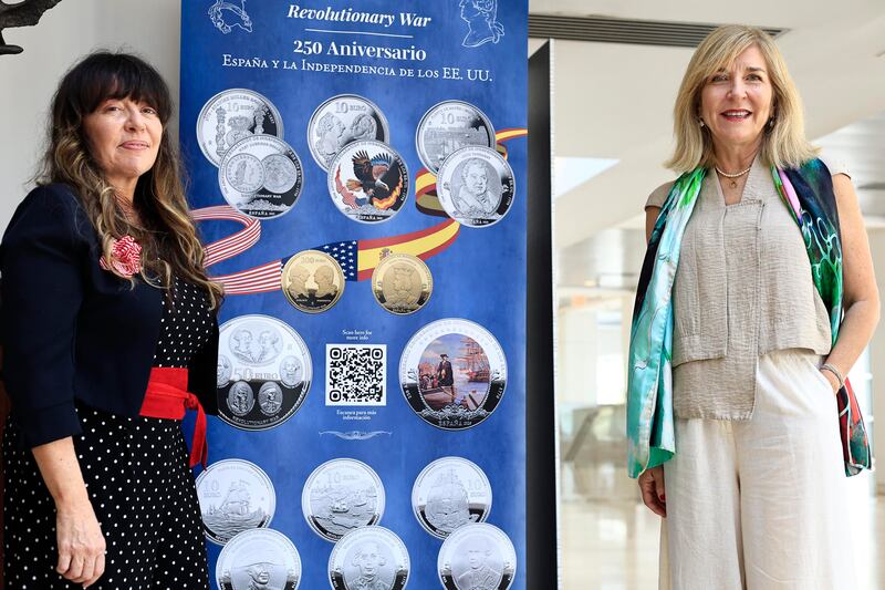 La presidenta-directora general de la Fábrica Nacional de Moneda y Timbre - Real Casa de la Moneda de España, Isabel Valldecabres (d), posa junto a la presidenta y fundadora de The Legacy, Eva García, durante la inauguración de la colección numismática '250 Aniversario. España y la Independencia de los EE.UU.' este martes, en San Juan (Puerto Rico).