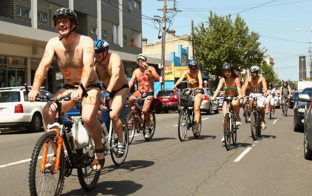 World Naked Bike Ride: Ciclistas se preparan para pasear desnudos