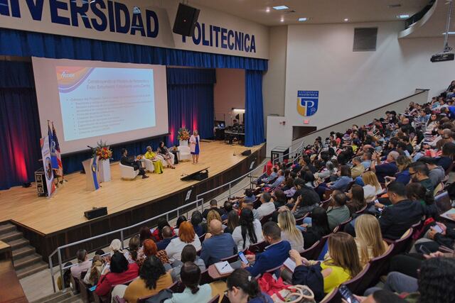 Sobre 300 líderes educativos se reúnen para fortalecer prácticas de liderazgo escolar y uso de datos
