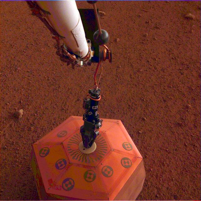 Sonda de la NASA instala sismógrafo en Marte